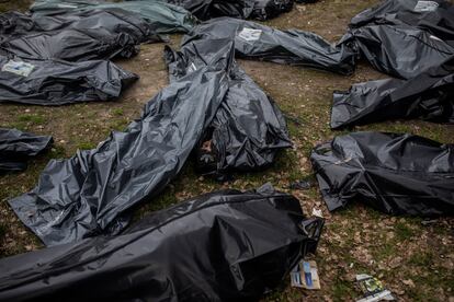 Los cuerpos recogidos de las calles y casas de Bucha fueron trasladados al cementerio número 3, donde fueron registrados antes de ser trasladados a diferentes morgues para realizarles la autopsia y tratar de identificarlos. En la imagen de Palacios, varias bolsas de cadáveres yacen en el terreno del cementerio el 12 de abril.