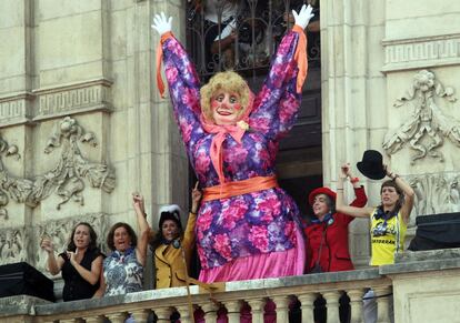 La protagonista de la Aste Nagusia bilbaína, Marijaia, saluda desde el balcón del Teatro Arriaga acompañada de la 'txupinera' y la pregonera de las fiestas.