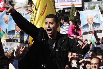 Un hombre palestino participa en una manifestación en Nablus (Cisjordania).