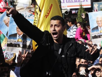 Un hombre palestino participa en una manifestación en Nablus (Cisjordania).