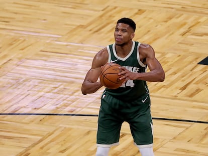 Antetokounmpo lanza un tiro libre en el Milwaukee-Orlando, el 11 de enero.