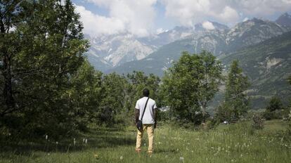 Mamadou Ba, nascido em Mali e que precisou amputar os pés após cruzar os Alpes nevados em 2016