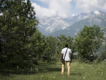 Mamadou Ba, nascido em Mali e que precisou amputar os pés após cruzar os Alpes nevados em 2016