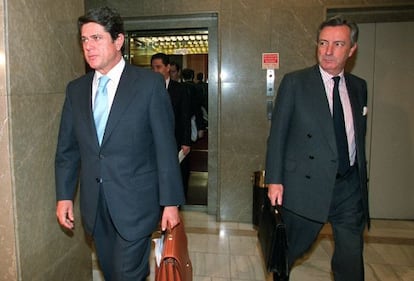 Trillo y Dezcallar, en diciembre de 2013, tras una comparecencia la comisión de secretos oficiales del Congreso para informar de las circunstancias del ataque que costó la vida a siete miembros del CNI en Irak, en noviembre.