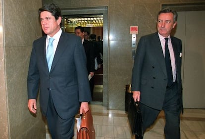 Trillo y Dezcallar, en diciembre de 2013, tras una comparecencia la comisi&oacute;n de secretos oficiales del Congreso para informar de las circunstancias del ataque que cost&oacute; la vida a siete miembros del CNI en Irak, en noviembre.