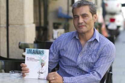 El publicista Carlos Mañas, autor del libro <i>Mi cabeza me hace trampas</i>, en Vigo.