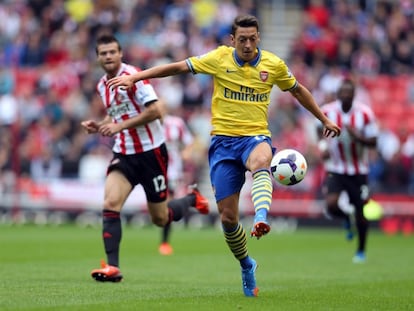 &Ouml;zil controla la pelota ante el Sunderland.