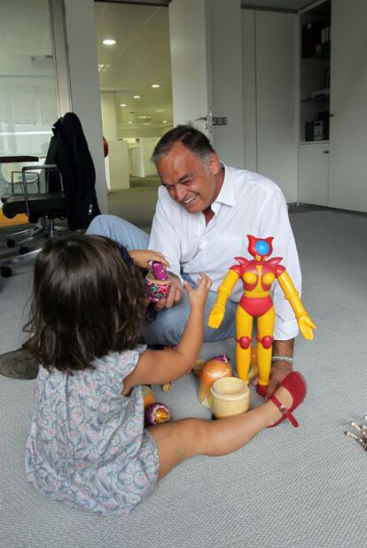 Esteban González Pons juega con su hija en su despacho de la sede nacional del PP.