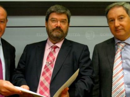 El viceconsejero de Empleo y Trabajo, Ricardo Barkala, el consejero de Empleo y Políticas Sociales, Juan María Aburto, y el director de Trabajo del Gobierno vasco, Xabier Losantos.