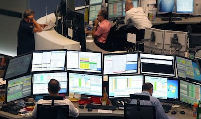 Un grupo de 'brokers', la semana pasada, en la Bolsa de Fráncfort.
