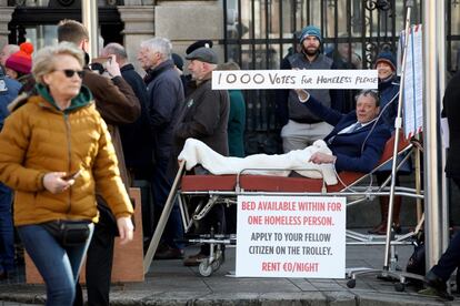 Un manifestante en una camilla mientras el Parlamento se reúne tras las elecciones generales, en Irlanda.