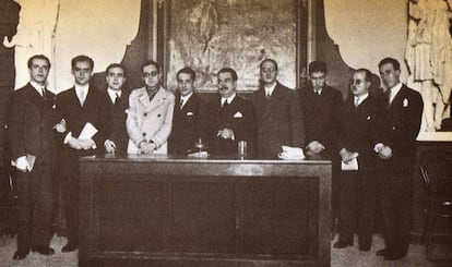 De izquierda a derecha: Rafael Alberti, Federico García Lorca, Juan Chabás, Mauricio Bacarisse, José María Romero Martínez, Manuel Blasco Garzón, Jorge Guillén, José Bergamín, Dámaso Alonso y Gerardo Diego.