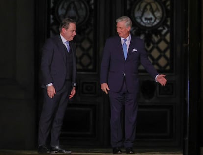 El rey Felipe de Bélgica y el líder nacionalista flamenco Bart De Wever, este viernes en el Palacio Real en Bruselas