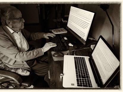 Por su 100º cumpleaños a Ignacio Plaza le han regalado un ordenador para que siga escribiendo.