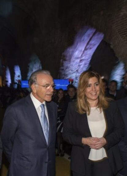 Isidro Fainé y Susana Díaz ayer en las Reales Atarazanas, en Sevilla.