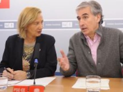 Ramón Jáuregui y Blanca Roncal, en su rueda de prensa en Vitoria.