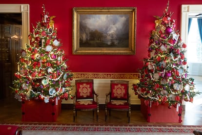 Varios árboles de navidad adornan la Sala Roja de la Casa Blanca, este lunes.