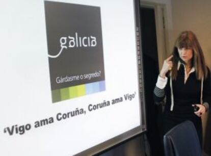 Carmen Pardo llega a la rueda de prensa en la que se presentó la campaña Vigo ama Coruña, Coruña ama Vigo.