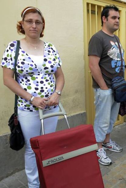 Lorena Jim&eacute;nez y David Parra, a la espera de alimentos. 