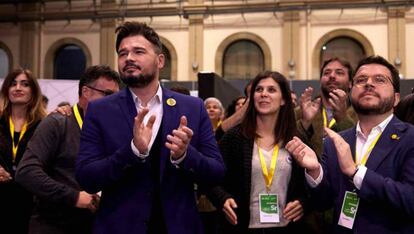 Gabriel Rufián, Marta Vilalta y Pere Aragonès tras conocer el resultado electoral. 