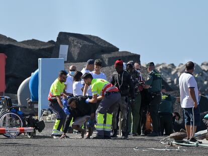 Desembarco en el muelle de La Restinga de un cayuco con 66 personas este jueves en El Hierro.