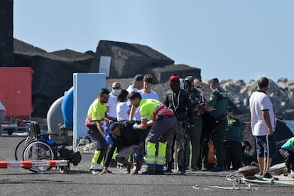 Desembarco en el muelle de La Restinga de un cayuco con 66 personas este jueves en El Hierro.