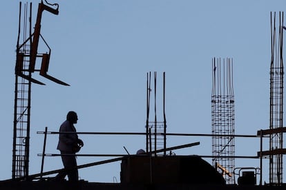 Un obrero trabaja en un edificio en construcción en Valencia.