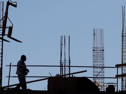 Un obrero trabaja en un edificio en construcción en Valencia.