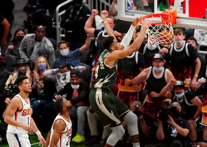 Un mate de Antetokounmpo en el tercer partido de la final entre los Bucks y los Suns.