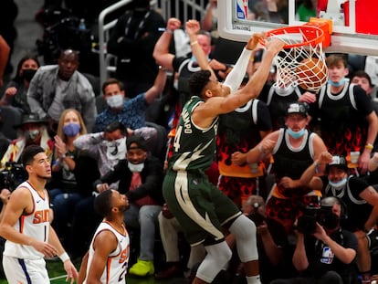 Un mate de Antetokounmpo en el tercer partido de la final entre los Bucks y los Suns.