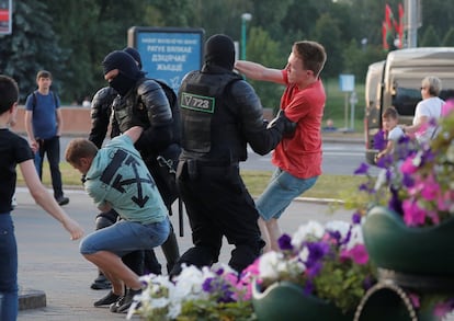 Enfrentamientos entre policías antidisturbios y manifestantes tras las elecciones en Bielorrusia.