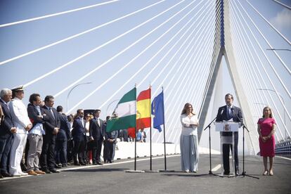 Rajoy se dirige a los asistentes a la inauguración del puente de Cádiz.