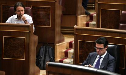 El ministro de Industria, Jose Manuel Soria, y Pablo Iglesias en el Congreso de los Diputados.