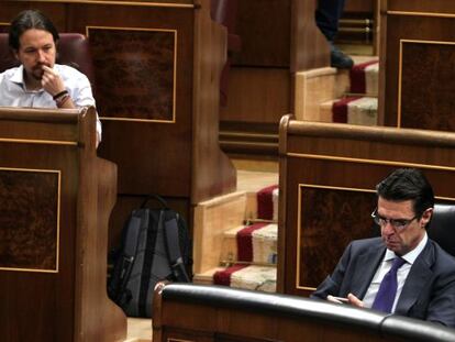 El ministro de Industria, Jose Manuel Soria, y Pablo Iglesias en el Congreso de los Diputados.