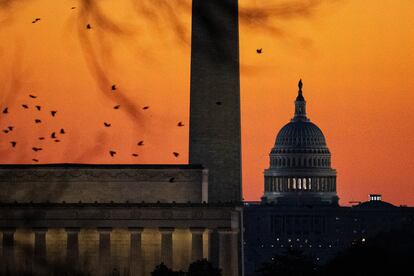 Vista del Capitolio de Estados Unidos detrs del Monumento a Washington y el Monumento a Lincoln al amanecer del da de la investidura de Donald Trump.