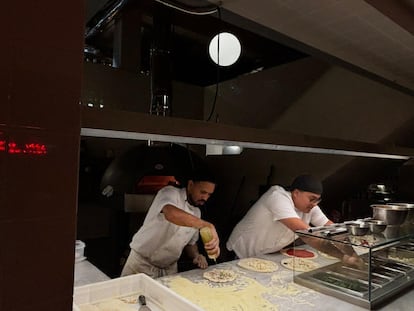 Los cocineros de Parking Pizza haciendo la cena, el pasado miércoles.