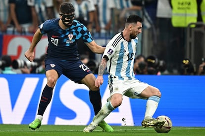 Messi regatea a Gvardiol durante la semifinal del Mundial entre Argentina y Croacia.