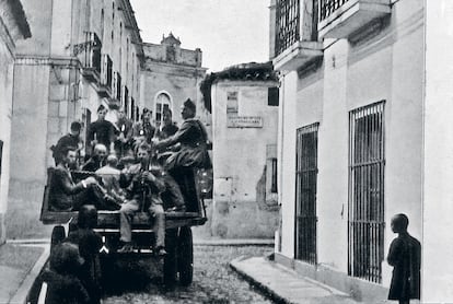 Milicianos llevan en un camión a un grupo de condenados a muerte en Mérida en agosto de 1936 (Fotografía de Iberfoto).