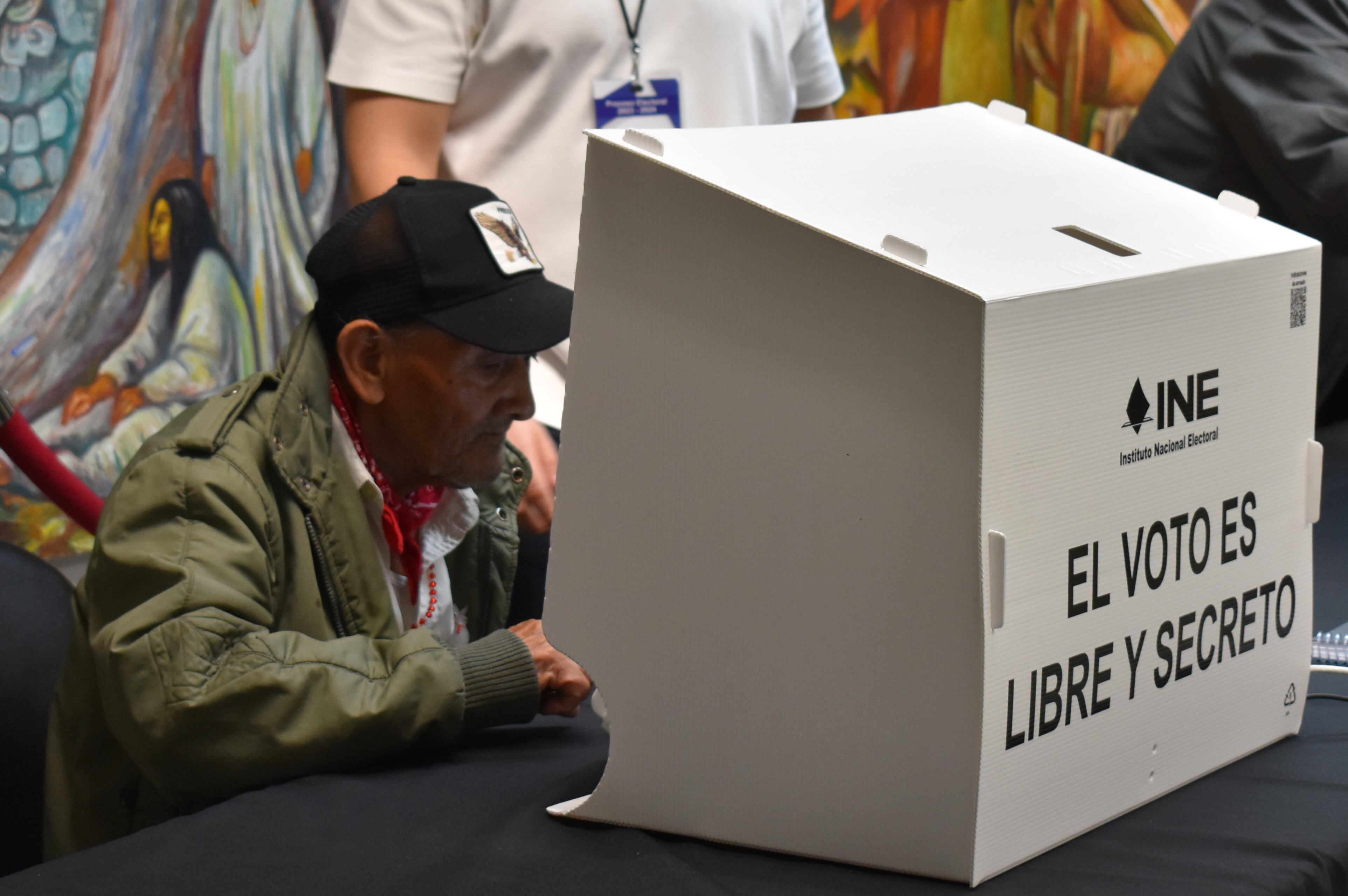 un ciudadano emite su voto al interior del consulado de México en Los Ángeles.