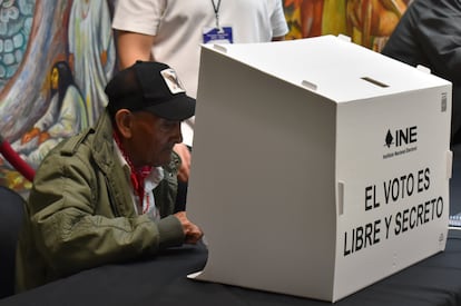 un ciudadano emite su voto al interior del consulado de México en Los Ángeles.