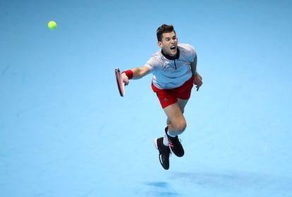 El austriaco Dominic Thiem salta durante el partido contra el japonés Kei Nishikori, en la quinta jornada del torneo de tenis Nitto ATP, en Londres (Reino Unido).