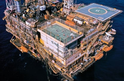 Los trabajadores de una plataforma de Petrobras, la empresa petrolera brasileña, una de las grandes compañías del sector en el mundo y pieza clave en la modernización del país, dedican su tiempo libre a jugar al fútbol sala en una especie de jaula construida expresamente para la práctica del deporte rey en 1997.