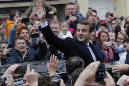 Emmanuel Macron a su salida del colegio electoral en Le Touquet.