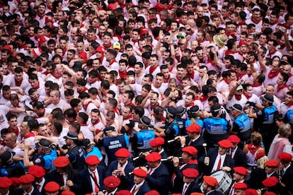 Miles de personas celebran el Chupinazo de San Fermín, que da comienzo a las fiestas de Pamplona. 
