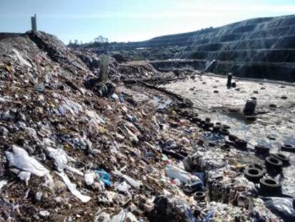 Vertedero de &quot;residuos industriales no peligrosos&quot; fotografiado por la plataforma de afectados en el Complejo Ambiental de Miramontes.