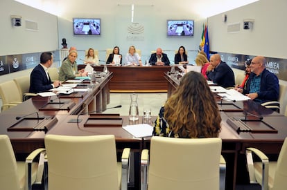 Reunión de la Junta de Portavoces de la Asamblea de Extremadura del 14 de mayo, en la que PSOE y Unidas apoyaron la comisión sobre Tierra de Barros, Vox pidió "luz y taquígrafos" y el PP no quiso "enredar".