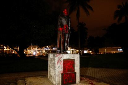 Estatua destrozada de Cristóbal Colón en el Bayside Marketplace, después de una protesta contra la desigualdad racial tras la muerte de George Floyd en Minneapolis, en el centro de Miami (Florida), el 10 de junio.