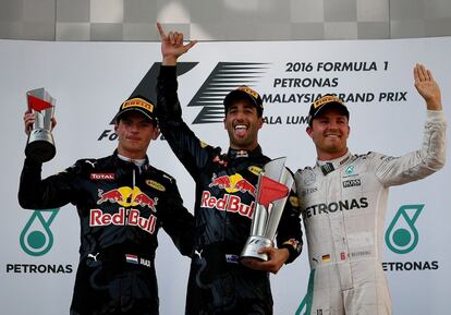 Celebraciones en el podium del Gran Premio de Malasia. De izquierda a derecha: Max Verstappen, segundo; Daniel Ricciardo, ganador; Nico Rosberg, tercero.