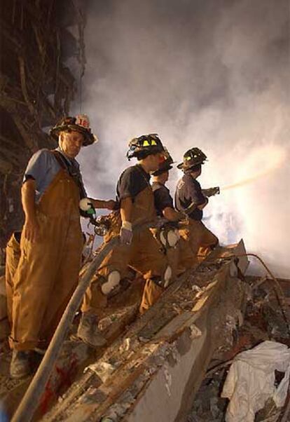 Bomberos en la zona siniestrada el 18 de septiembre de 2001.