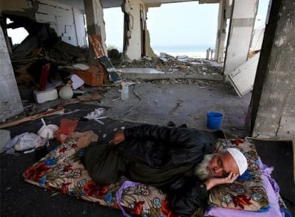 Un palestino duerme en su casa destruida en Sudania, al norte de la ciudad de Gaza.
